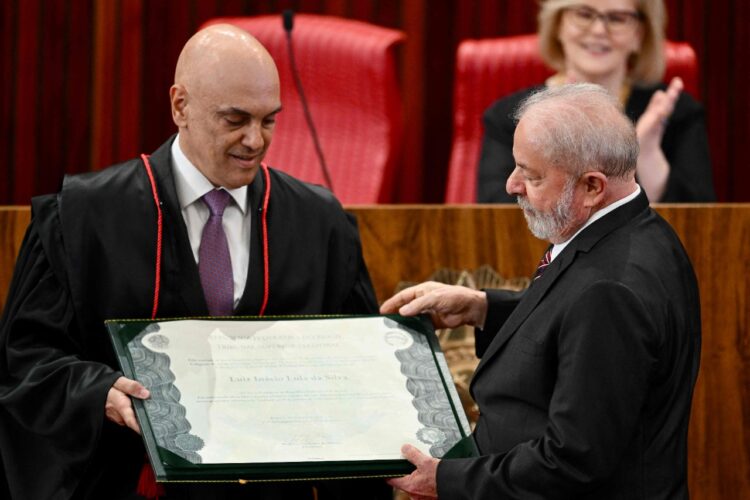 Lula llora al ser certificado presidente electo de Brasil por tercera vez.