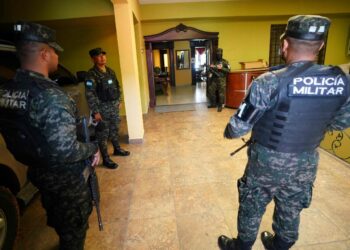 Fiscalía allana 10 lujosas casas de supuestos narcos en Honduras.