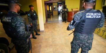 Fiscalía allana 10 lujosas casas de supuestos narcos en Honduras.