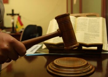 Bufete de falsos abogados operaba con firma y sello de un jurista muerto.