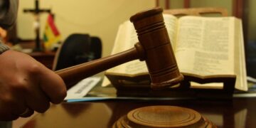 Bufete de falsos abogados operaba con firma y sello de un jurista muerto.