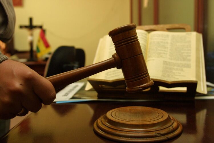 Bufete de falsos abogados operaba con firma y sello de un jurista muerto.