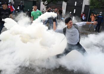Suben a cinco los manifestantes muertos el lunes en protestas de Perú.