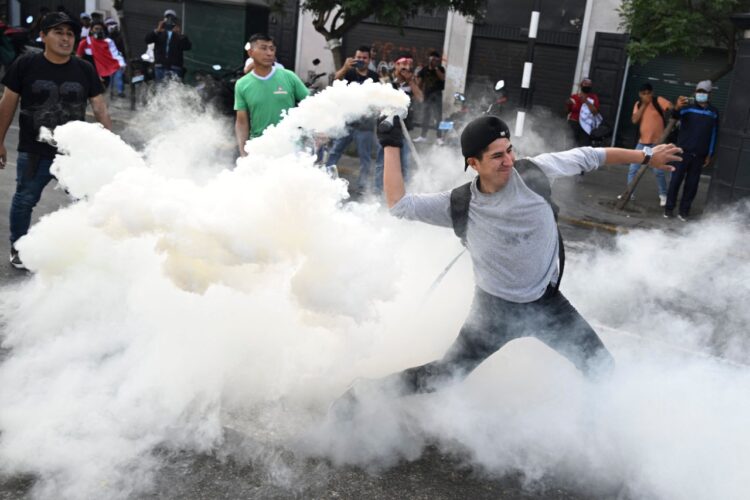 Suben a cinco los manifestantes muertos el lunes en protestas de Perú.