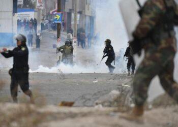 Policía dice que violencia en protestas por Castillo elevan 'las muertes'.