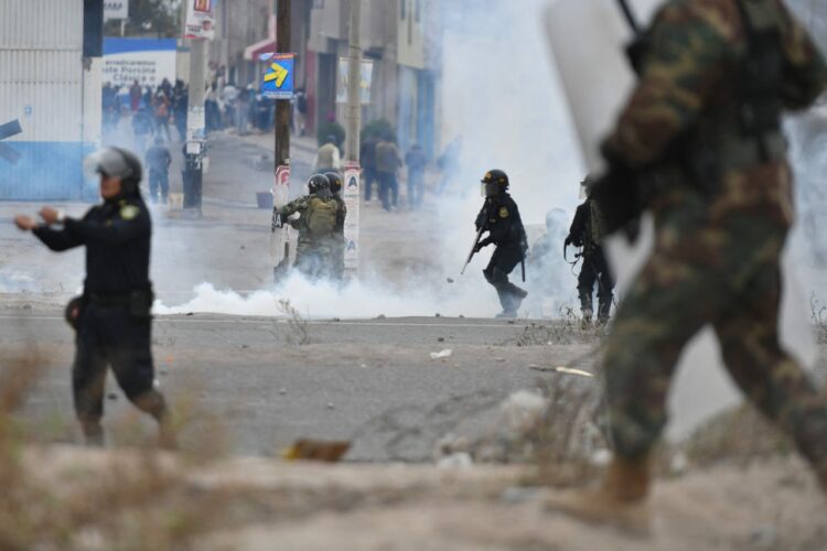 Policía dice que violencia en protestas por Castillo elevan 'las muertes'.