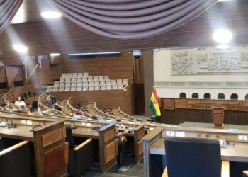 Los diputados se retiraron del hemiciclo tras ser comunicados de la suspensión. Foto: Roberto Guzmán.