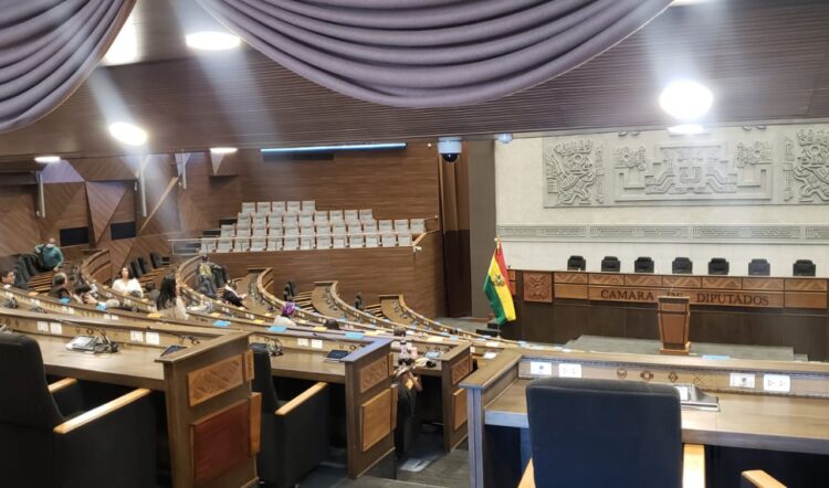 Los diputados se retiraron del hemiciclo tras ser comunicados de la suspensión. Foto: Roberto Guzmán.