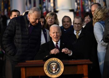 Biden promulga una ley que protege el matrimonio homosexual.
