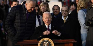 Biden promulga una ley que protege el matrimonio homosexual.