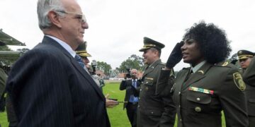 Por primera vez una oficial colombiana logra llevar su pelo afro sin alisar.