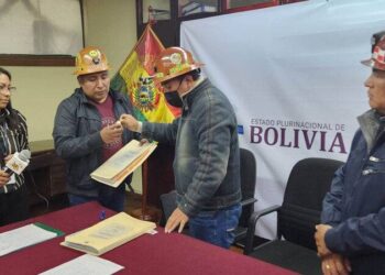 Viceministerio de cooperativas Mineras entrega minutas de transferencia de volquetas.