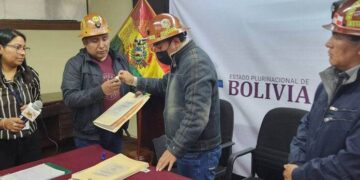 Viceministerio de cooperativas Mineras entrega minutas de transferencia de volquetas.