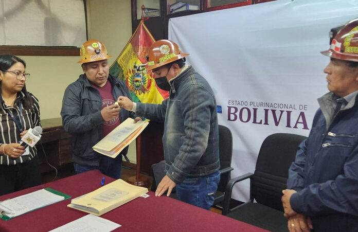 Viceministerio de cooperativas Mineras entrega minutas de transferencia de volquetas.