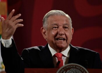 Parlamentarios peruanos piden declarar 'persona non grata' a Obrador.
