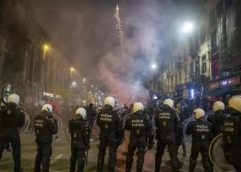 La Policía belga dispersa a aficionados en Bruselas después del partido.