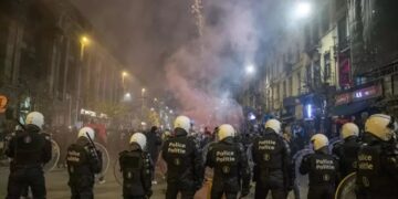 La Policía belga dispersa a aficionados en Bruselas después del partido.