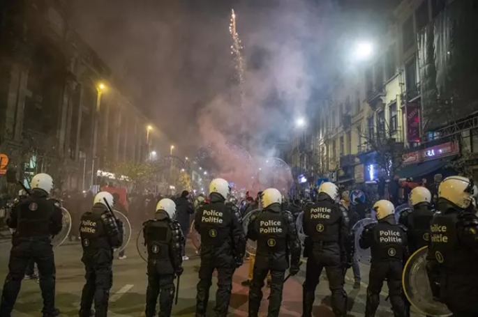 La Policía belga dispersa a aficionados en Bruselas después del partido.