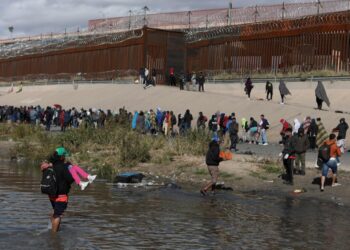 EEUU dice que expulsará a migrantes después de la medida sanitaria.