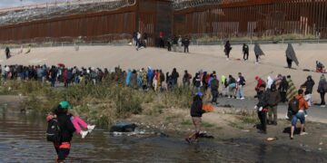 EEUU dice que expulsará a migrantes después de la medida sanitaria.