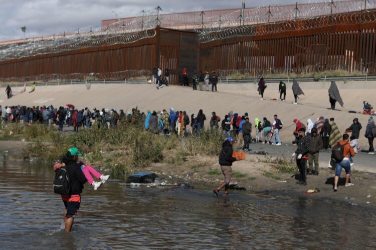 EEUU dice que expulsará a migrantes después de la medida sanitaria.