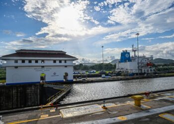 'Conato' de incendio se desata en famosa esclusa del Canal de Panamá.