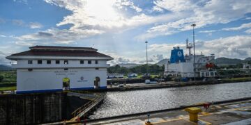 'Conato' de incendio se desata en famosa esclusa del Canal de Panamá.