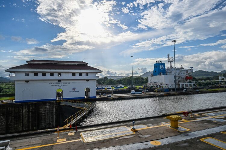 'Conato' de incendio se desata en famosa esclusa del Canal de Panamá.