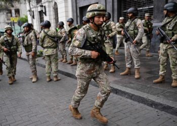 Gobierno de Perú decreta el toque de queda en 15 provincias.