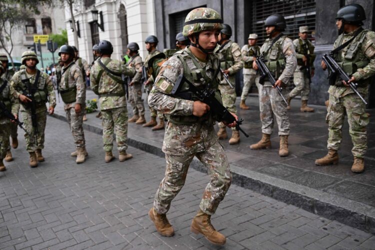 Gobierno de Perú decreta el toque de queda en 15 provincias.