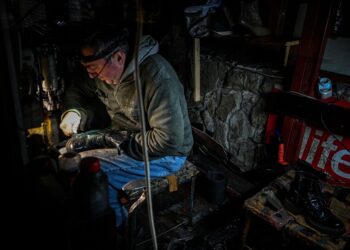 Ucrania intenta restablecer electricidad tras bombardeos masivos de Rusia.
