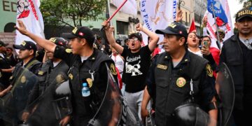Aumenta a 20 el balance de muertos por las protestas en Perú.