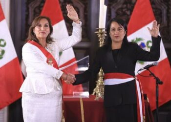 Dimiten ministros de Educación y de Cultura por muerte de manifestantes.