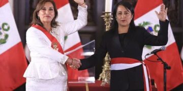 Dimiten ministros de Educación y de Cultura por muerte de manifestantes.