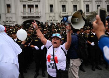 Fracasa adelanto de elecciones en un Perú con graves protestas.