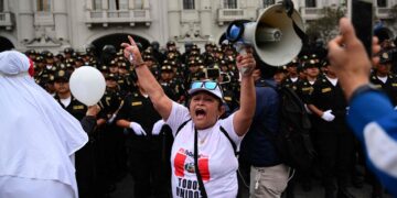 Fracasa adelanto de elecciones en un Perú con graves protestas.