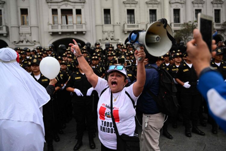 Fracasa adelanto de elecciones en un Perú con graves protestas.