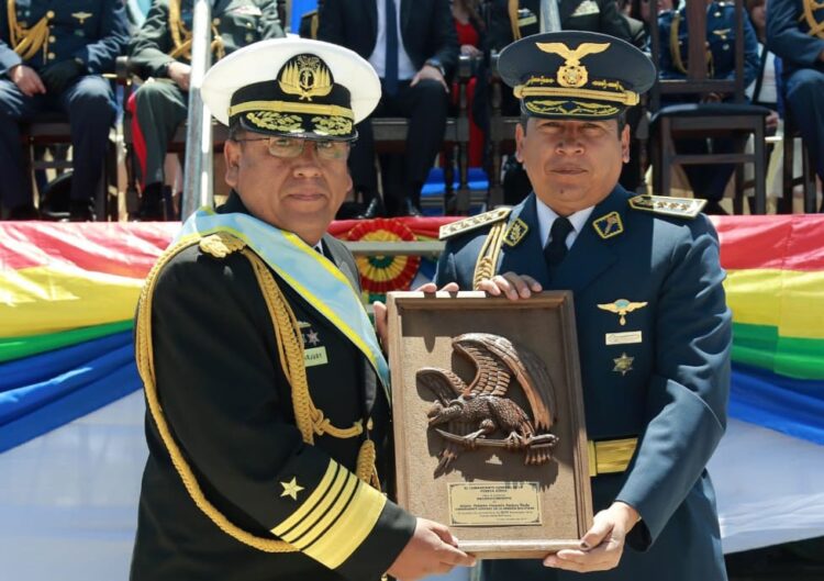 Los dos exjefes militares durante un acto oficial. Foto: @ArmadaBoliviana.