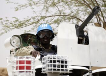 Dos policías de la ONU muertos y cuatro 'cascos azules' heridos.