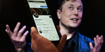 ONU expresa su malestar con Musk por el cierre de cuentas de Twitter.