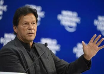 India carga contra Pakistán.