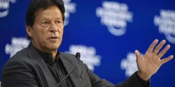 India carga contra Pakistán.