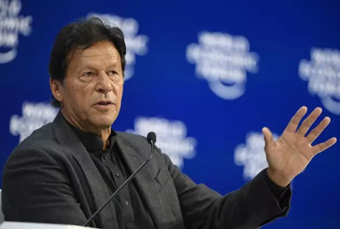 India carga contra Pakistán.
