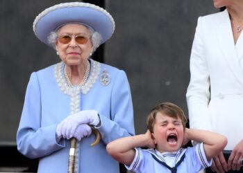 Amiga de la difunta Isabel II se disculpa tras polémica racista.