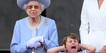 Amiga de la difunta Isabel II se disculpa tras polémica racista.