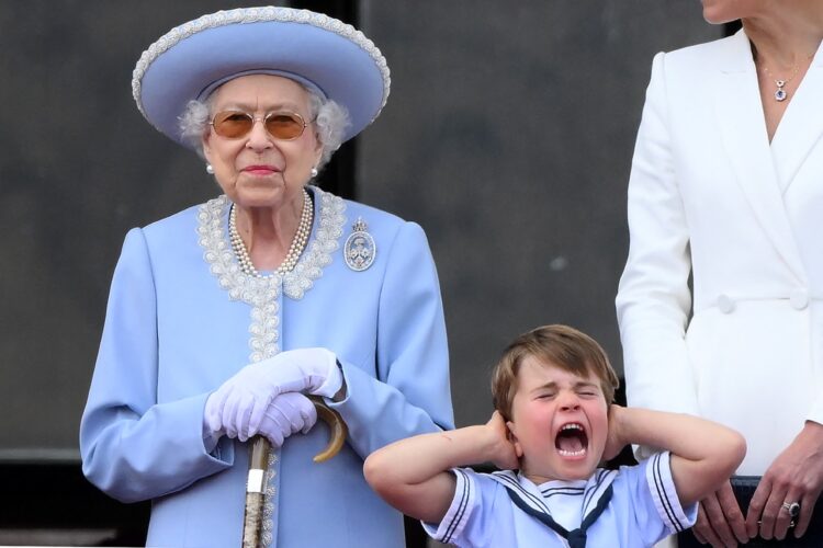 Amiga de la difunta Isabel II se disculpa tras polémica racista.