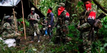 Casi 10.000 confinados por 'paro armado' del ELN en región de Colombia.
