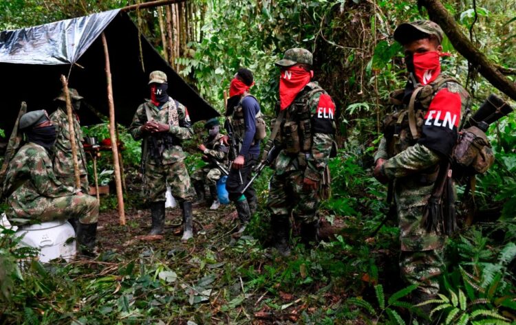Casi 10.000 confinados por 'paro armado' del ELN en región de Colombia.