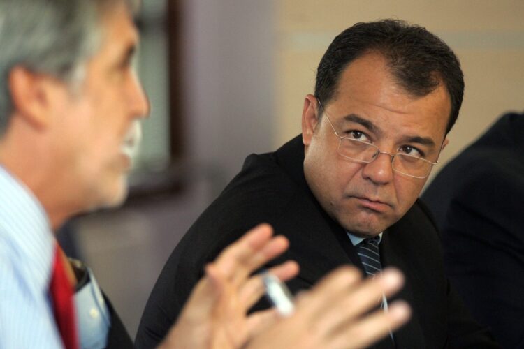 Político ícono de la corrupción sale de prisión y pasa a arresto domiciliario.