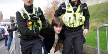 Imputan al joven que lanzó huevos al rey Carlos de Inglaterra.